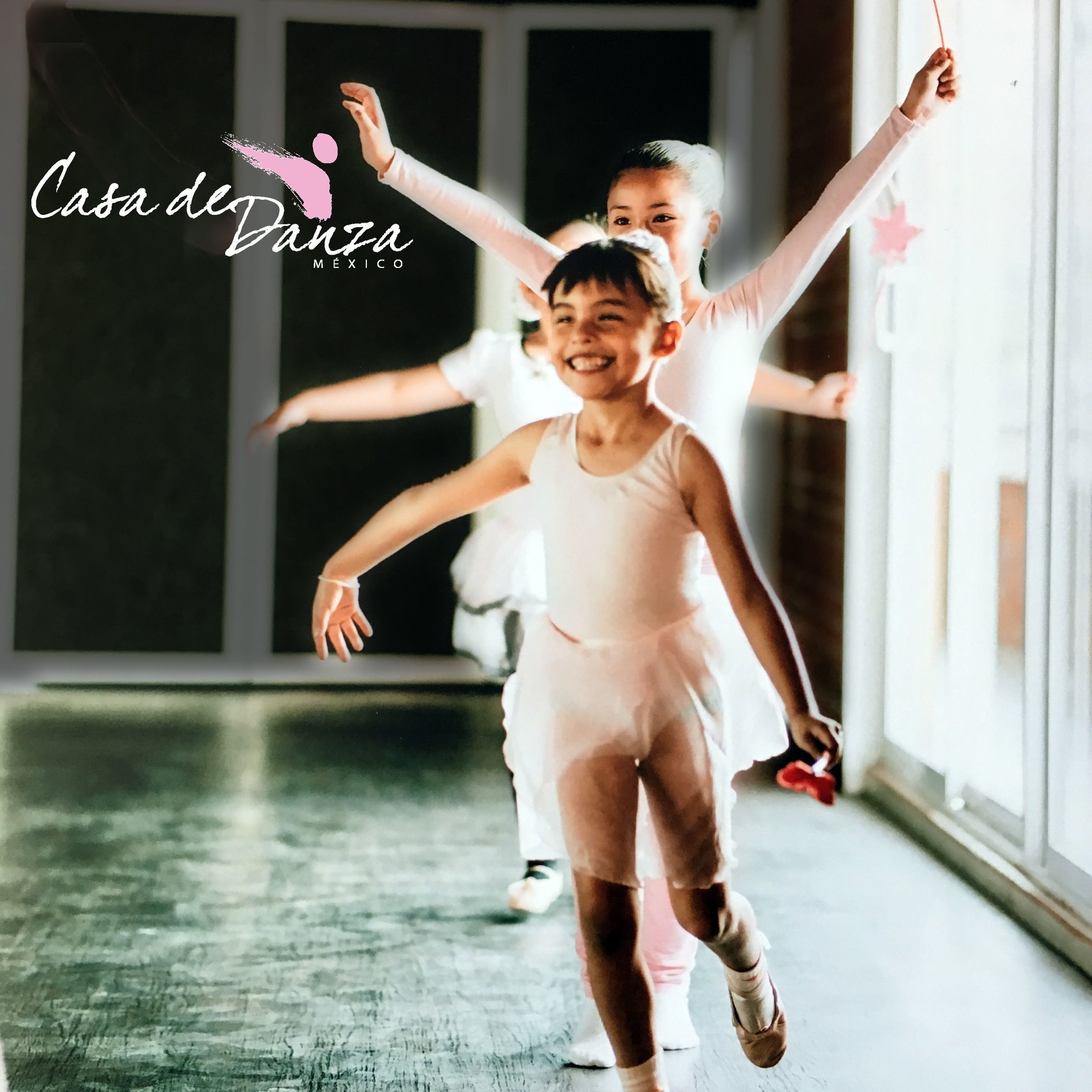 niña ballet corriendo sonrisa